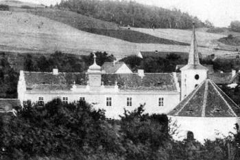 zámek s kaplí sv. Josefa od jihu na historické pohlednici ( © pohlednice neznámého autora (cca 1901) ze sbírky J. Úlovce)