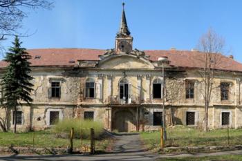 Průčelí zámku (© František Studnička, 04/2004)