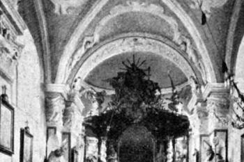 pohled do presbytáře na počátku 20. století (© Antonín Podlaha: Posvátná místa království Českého; Díl 1. Vikariáty: Českobrodský, Černokostelecký, Mnichovický a Prosecký, Dědictví sv. Jana Nepomuckého, Praha 1907)