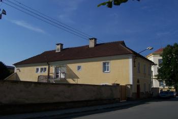 Farní budova z první pol. 19.stol. před kostelem (© Ivo Rozehnal 06/2016)