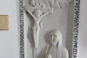 Náhrobník Kateřiny Kropáčové z Nevědomí, provdané Podstatské z Prusínovic (†1564) v podvěží ( © Ivan Grisa 06/2010)