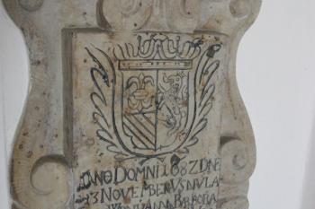 Náhrobek Anny Barbory Půhončí z Předmostí (†1682) v podvěží ( © Ivan Grisa 06/2010)