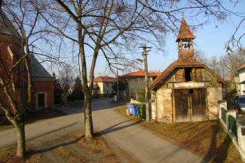Hasičská zbrojnice u kostela ( © Jiří Čížek 12/2008)