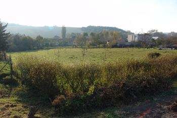 Pohled na místo tvrze z jejího severovýchodního rohu ( © Roman Řezáč 11/2006)