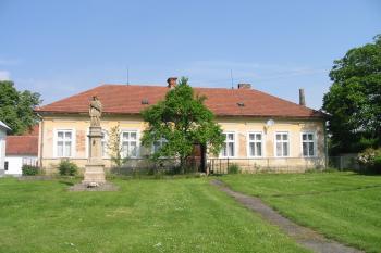 Škola ,stojící v centrálním místě tvrze (© D Dohňanský, 06/2015)