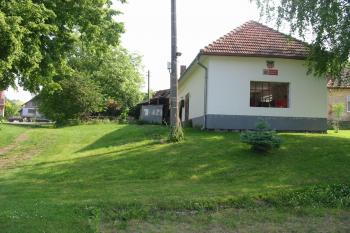 Záp. hrana vyvýšeného jádra tvrze s bývalou hospodářskou budovou /dnes hasiči/ (© D Dohňanský, 06/2015)