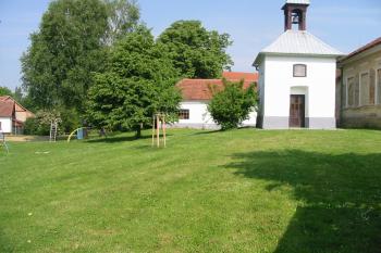 Vyvýšený pahorek tvrze z místa již. příkopu (© D Dohňanský, 06/2015)