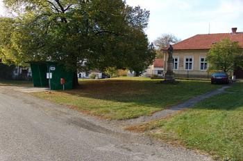 Pohled ze silnice na část vyvýšeného místa, vpravo bývalá škola ( © Roman Řezáč 11/2006)