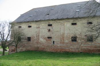 západní část sýpky -tvrziště (© D Dohňanský, 06/2014)