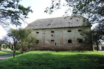 západní průčelí zýpky a nástupní plošiny možného tvrziště od západu ( © Jan P. Štěpánek 09/2014)