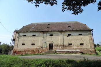 východní fasáda sýpky a možná plošina tvrziště od východu ( © Jan P. Štěpánek 09/2014)