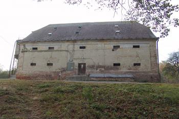 Barokní sýpka v místě možného tvrziště ( © Roman Řezáč 11/2006)