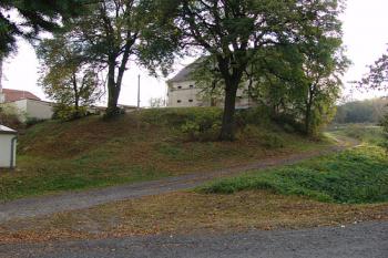 Výrazný pahorek s barokní sýpkou, který by mohl být místem kde stála tvrz ( © Roman Řezáč 11/2006)