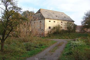 Pohled na sýpku od jihovýchodu ( © Roman Řezáč 11/2006)