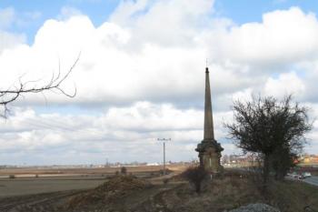 památník (v pozadí i popředí stavba pražského okruhu) (© klobouk, 03/2009)