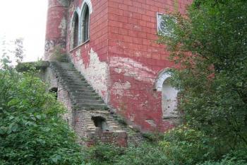 Polorozbořené schodiště na první terasu. Vstup na vlastní nebezpečí. (© Adam Prokeš, 10/2006)