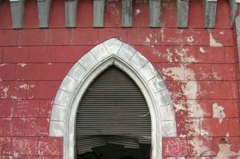 Z terasy se vcházelo stahovacími dveřmi do jedné velké místnosti s parketovou podlahou (ta je také zničena). (© Adam Prokeš, 10/2006)