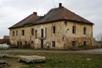 Rozpadající se budova bývalé tvrze od jihozápadu ( © Filip Matoušek 11/2006)