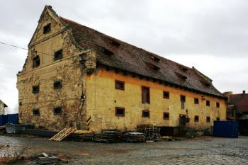 Sýpka v jižní části dvora, postavená Vchynskými r. 1722 ( © Filip Matoušek 11/2006)