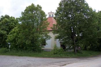 pohled na kapli od křižovatky cest za obcí (© Stanislav Drda 06/2006)