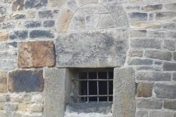 Detail románské části kostela - zazděný vchod (© Milan Caha, 06/2007)