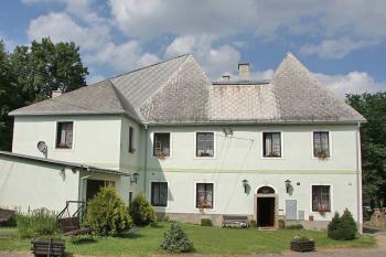 Západní, renesanční část tvrze ( © Luděk Pitter 06/2006)