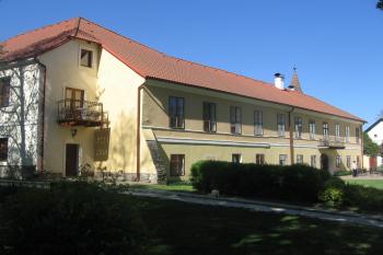severní křídlo od vjezdu do zámku (© Jaroslav Špiroch, 05/2018)