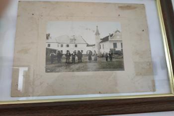 historická fotografie - vlevo starý zámek, vpravo nový zámek; oba v té době propojené navzájem (© Jaroslav Špiroch  06/2024)
