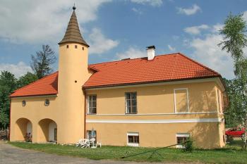 Hlavní průčelí ( © Luděk Pitter 06/2006)