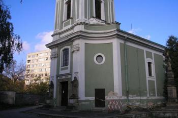 hlavní průčelí kostela se sochami sv. Cyrila a Metoděje z roku 1863 ( © Ondřej Štěpánek 11/2006)