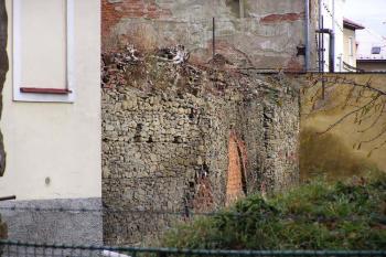 Krátký úsek hradby při zámku ( © Jan P. Štěpánek 11/2006)
