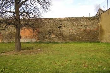 Část hradby na jihozápadě při zámku ( © Jan P. Štěpánek 11/2006)