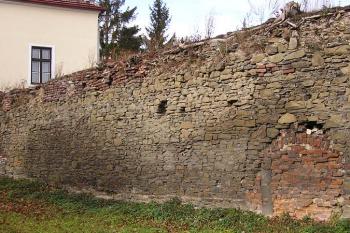 Část městské hradby napojující se na budovu zámku ( © Jan P. Štěpánek 11/2006)