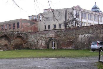 Panorama vnitřní strany pozůstatku hradby při zámku ( © Jan P. Štěpánek 11/2006)
