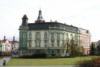 Západní část komplexu radnice a městské spořitelny ( © Jan P. Štěpánek 11/2006)