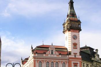 Pohled na východní radniční křídlo s typickou věží (© Jan P. Štěpánek, 11/2006)