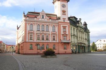 Podhled na východní frontu radničního bloku (© Jan P. Štěpánek, 11/2006)