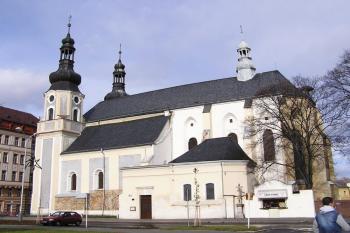 Pohled na jižní fasádu klášterního kostela od jihovýchodu ( © Jan P. Štěpánek 11/2006)
