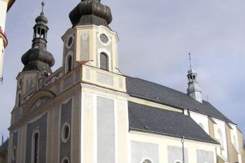 Západní dvouvěžové průčelí kostela (© Jan P. Štěpánek, 11/2006)