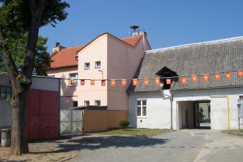 Dolní tvrz - dnešní stav místa ( © Ivo Rozehnal 08/2015)