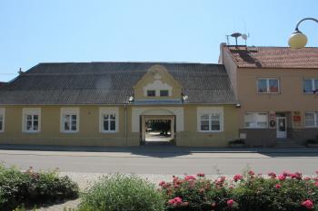 průjezd do dvora (© D Dohňanský, 07/2018)
