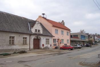 Otaslavice - Dolní tvrz - Dnes již nic nepoukazuje, že tu stávala středověká tvrz. (© Ivo Rozehnal, 11/2006)
