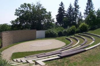 Amfiteátr ve farní zahradě ( © Ivo Rozehnal 08/2015)