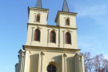 dvouvěžové vstupní průčelí kostela ( © Jan P. Štěpánek 11/2009)