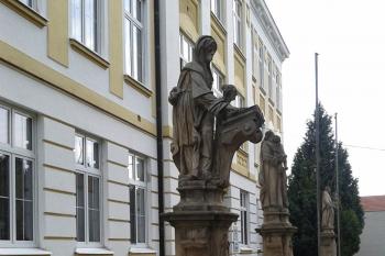 Kralice na Hané - sochy před školou naproti kostela ( © Ivo Rozehnal 09/2015)