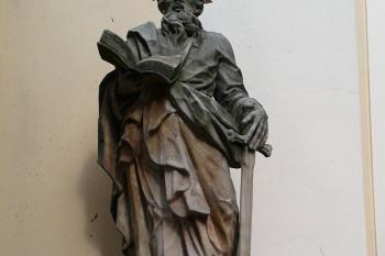 Kralice na Hané - socha sv. Pavla u vchodu do kostela ( © Ivo Rozehnal 09/2015)