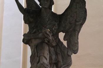 Kralice na Hané - socha archanděla Michaela na schodišti kostela ( © Ivo Rozehnal 09/2015)