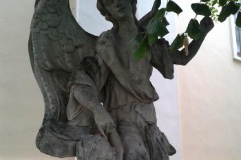 Kralice na Hané - socha archanděla Rafaela na schodišti kostela ( © Ivo Rozehnal 09/2015)