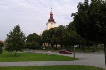 Kralice na Hané - pohled na kostel z náměstí ( © Ivo Rozehnal 09/2015)