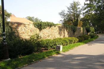 Krátký úsek hradby na jihovýchodě obvodu města (© Jan P. Štěpánek, 10/2006)
